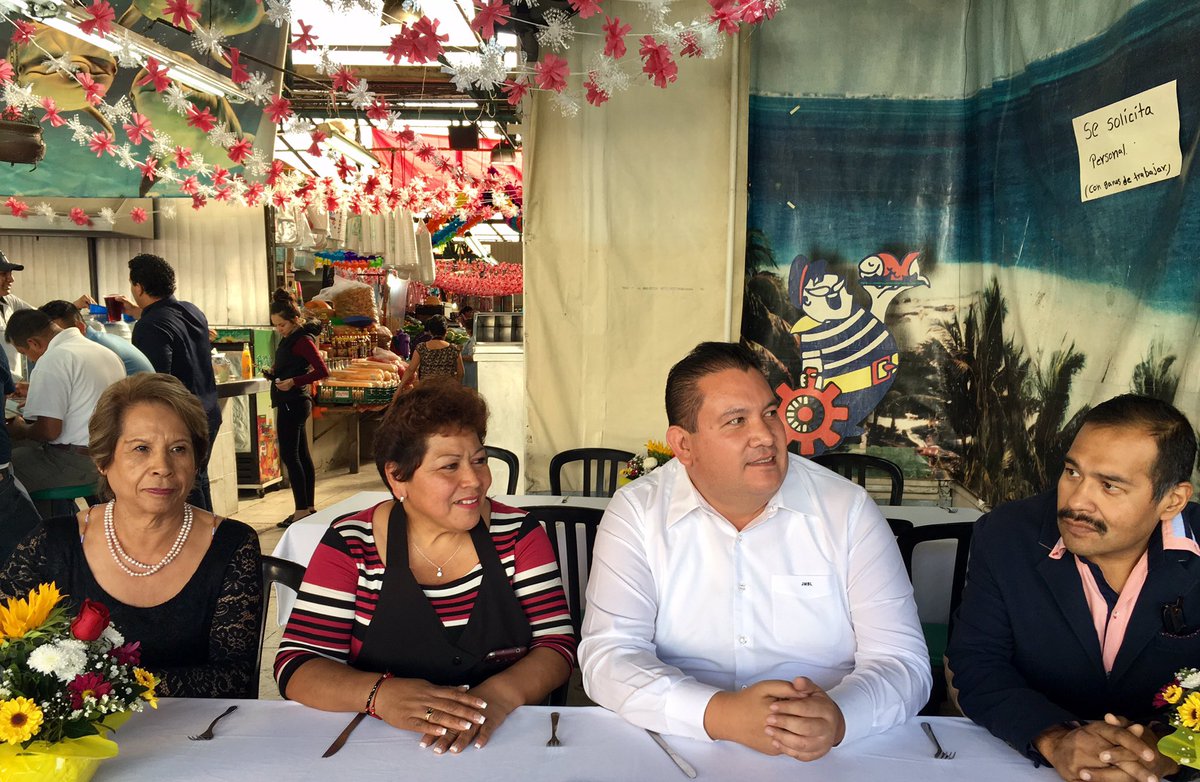 jmballesterosl's tweet image. Felicito a los locatarios del mercado Ignacio Zaragoza de #VCarranza por su 55 Aniversario, gracias por la invitación a esta celebración.