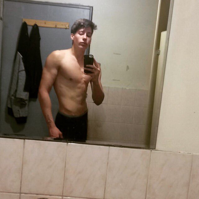 ZachFTNS's tweet photo. Gettin on a nice bulk rn also go a new pre work out, such a crutch hahah #fitness #fitfam #bulk #muscle #musclefarm #whey #heavymetal #memes https://t.co/7baTMPUIJ9