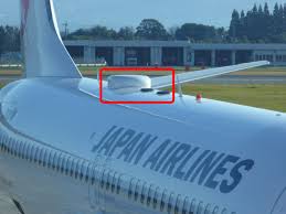PonKanRa's tweet photo. ご存じだとは思いますが、飛行機のWiFi対応有無の確認は外観から判断することができます。本体上部に弁当箱状の突起物があればこれがアンテナです。航行中にWiFiサービスを行うかは航空会社のお財布次第ですが・・・ｗ　#soraumi https://t.co/F6qkFslZcG