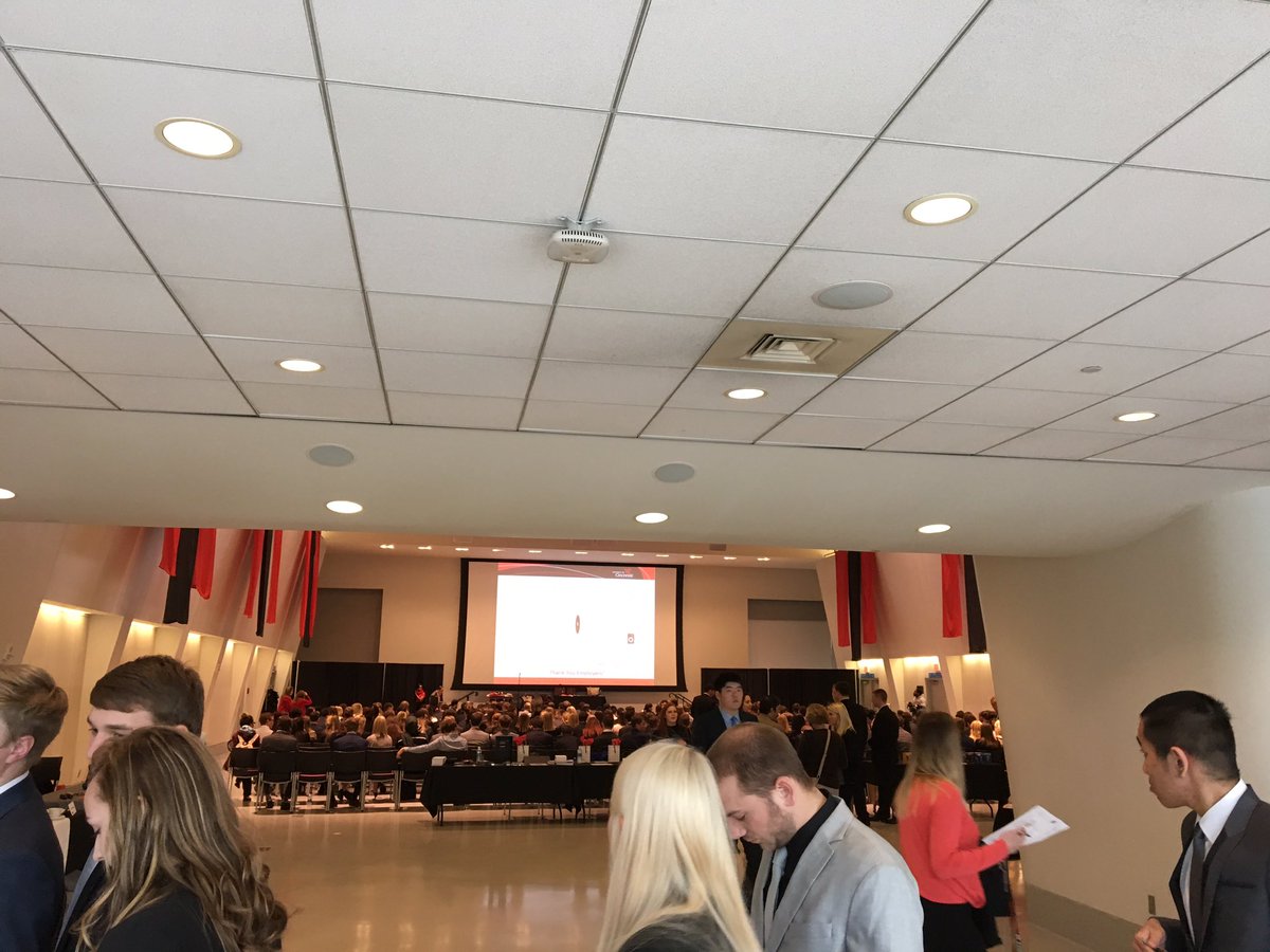 nickhogan2UC's tweet photo. @uofcincy offers plenty of innovative learning opportunities like the Dress to Impress presentation #CincinnatiSmart https://t.co/02RZbFHPeB