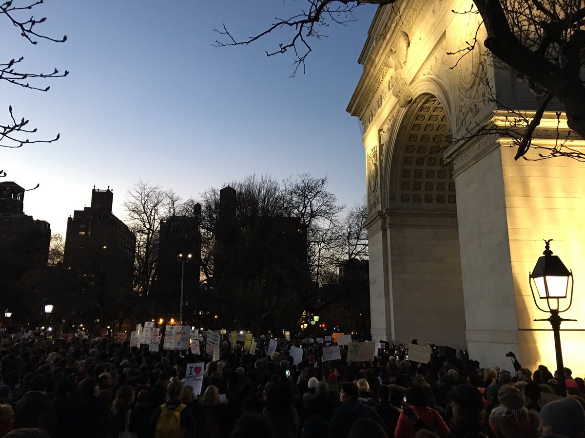 HuffPostWomen's tweet photo. Muslims: we see you.
Immigrants: we see you. 
Refugees: we see you 
R/T if you agree ✌🏾✌🏿✌🏽✌🏻✌🏽
#emergencyrallyformuslims https://t.co/mzgjZGZGti