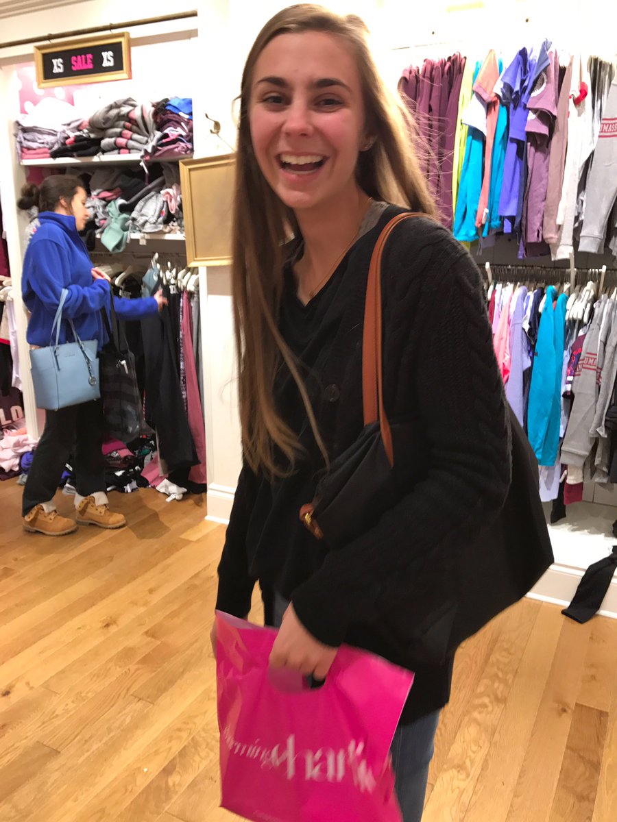 HeidiDiPersio's tweet photo. Happy birthday friend! Thanks for all the memories and half off wings 💖 @MadisonHediger https://t.co/RoxyR7epGk