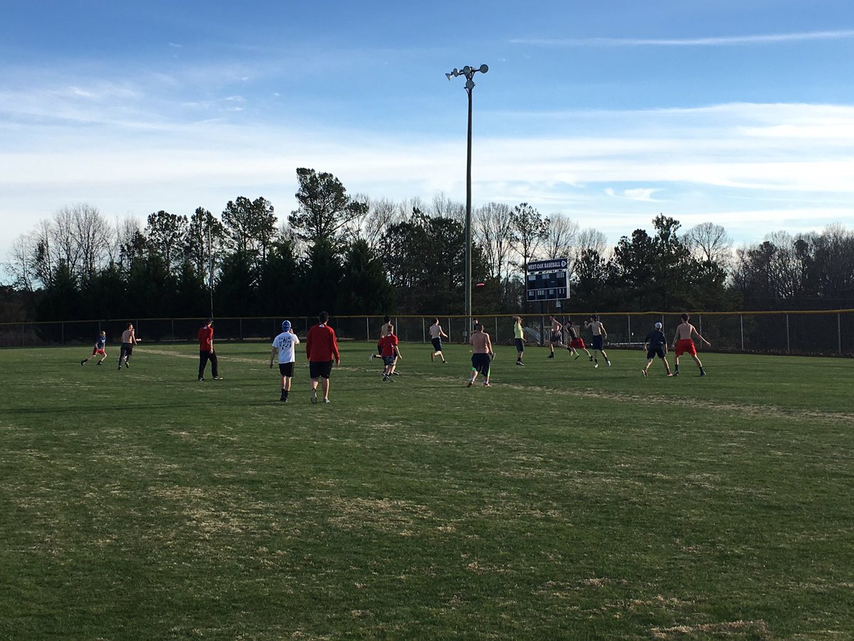WestOakBaseball's tweet photo. Enjoying the last day of conditioning by getting in some ultimate frisbee. #weworkweplay https://t.co/0LlUVUhUzU