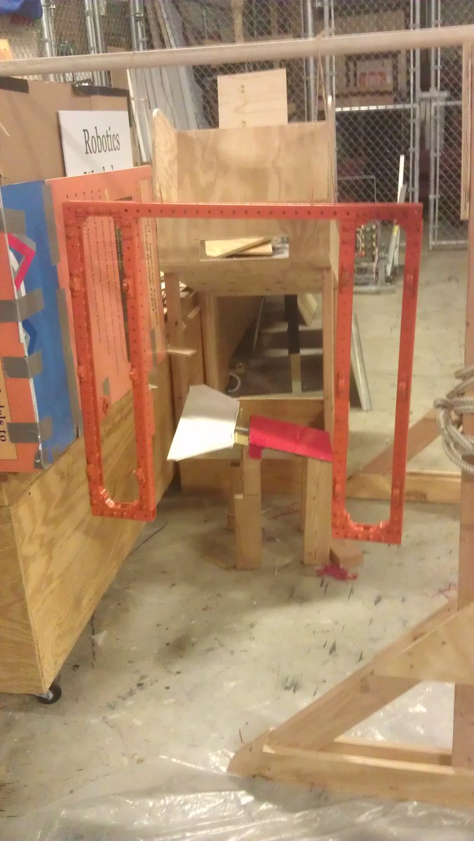 thegoldenstitch's tweet photo. Today was a good day #omgrobots #frc433 #spraypaint_thepoormans_powdercoat Never been this ahead of schedule. https://t.co/3YfDw7toIe