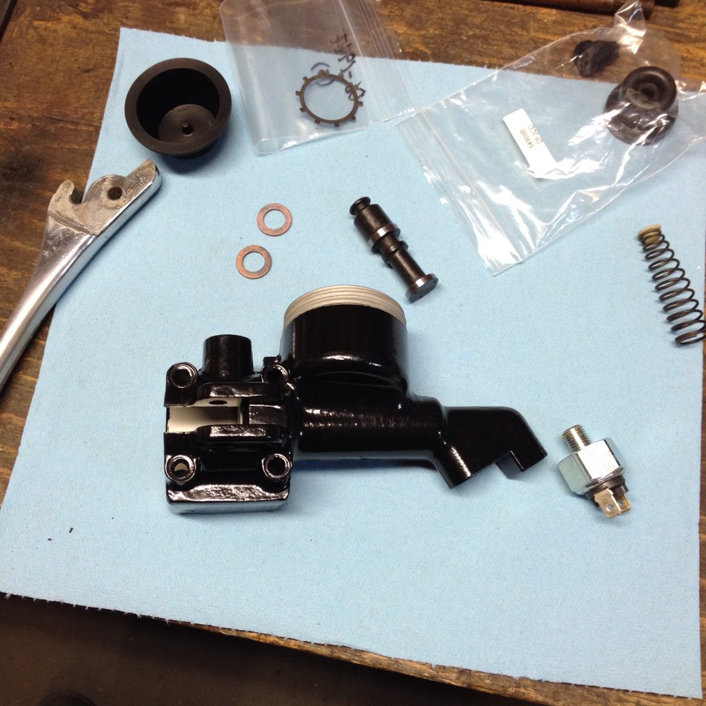 HooligansCycles's tweet photo. More Commando master cylinder rebuild action... #Norton #commando850 #lockheed #Britishmotorcycle #vintagemotorcycle #hooligansbritishcycles https://t.co/z2HzOWoEnd
