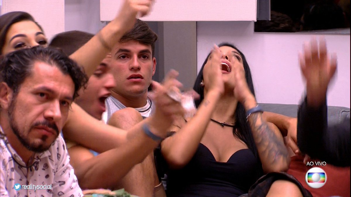 RealitySocial's tweet photo. "Gêmeos, vamos acabar com esse sofrimento? Vocês saem só domingo!" #BBB17 https://t.co/jgmA93gcqc