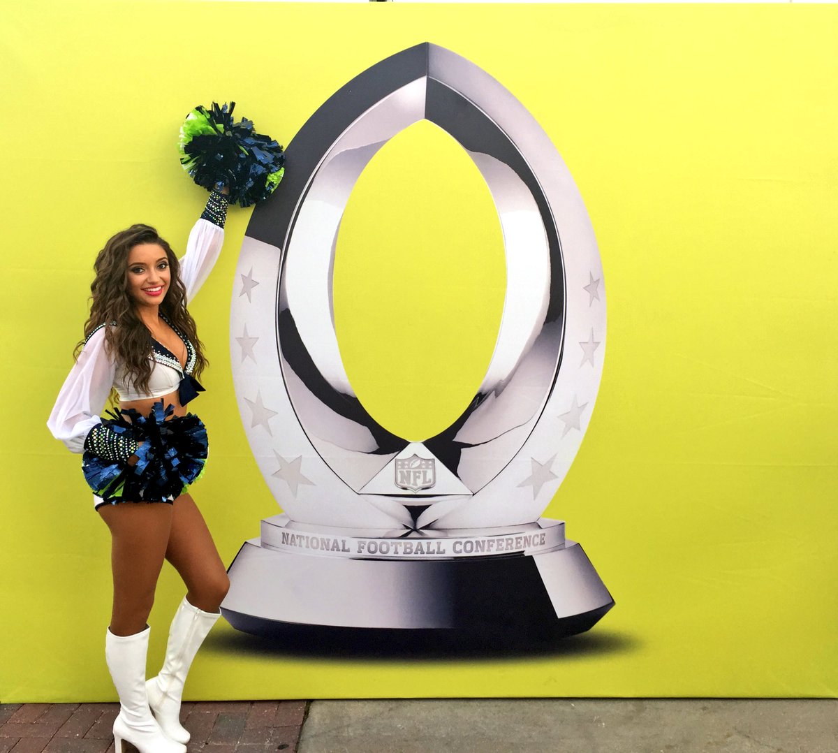 SeaGalChristian's tweet photo. Had a blast cheering on the players &amp; meeting all the fans today at the NFL Skills Challenge!! #ProBowl2017 https://t.co/7nPREIRq62
