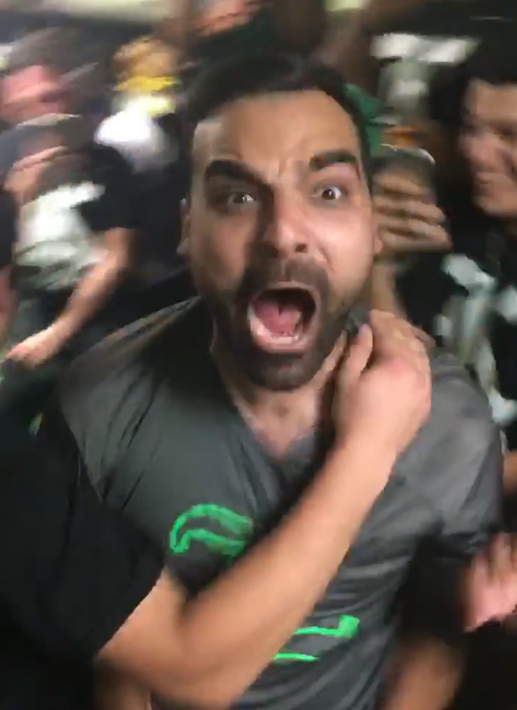 eli2fly4's tweet photo. When your vegan and and they put chicken on your salad ππ #onlyattheK https://t.co/wJnpEZcPZM