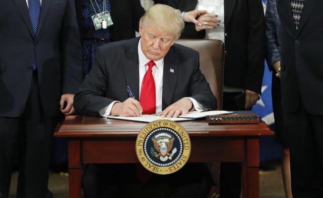 El_Universal_Mx's tweet photo. #muroTrump Peso se fortalece tras anuncio del muro; dólar baja a $21.40 https://t.co/zVyPI2Rw9Y https://t.co/Qe84qdc7Qb