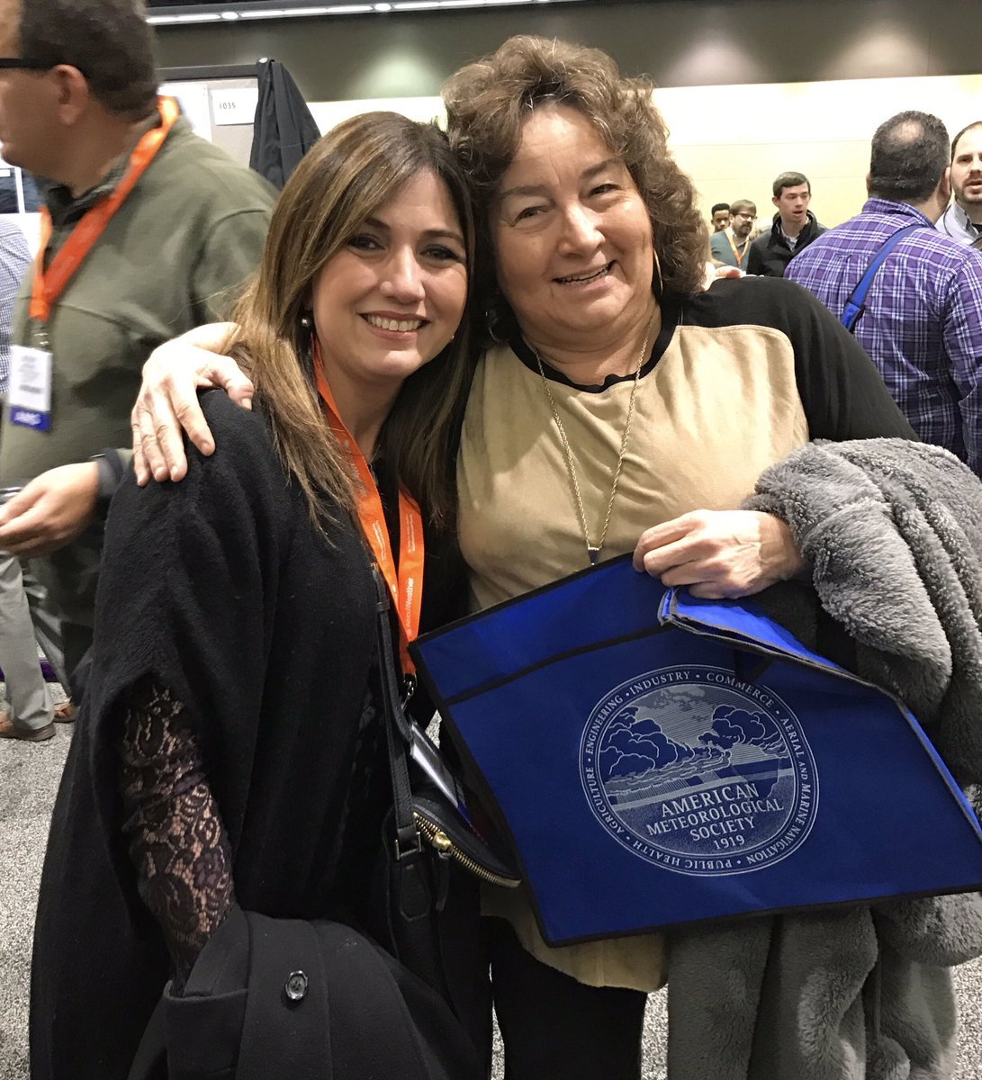 adamonzon's tweet photo. Feliz de encontrarme con mi mentora Dr. Sharon Nicholson. El éxito en la vida depende de quienes te guian. #thankyou #FSUAMS #AMS2017 https://t.co/HXkwIofP10