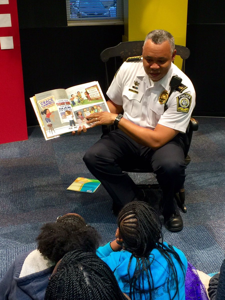 APSPolice's tweet photo. APSPD Chief-"Building literacy one student at a time" #APSPD #SafeSecureStrong #Literacy #NoChildLeftBehind https://t.co/LQiA5XEzOc