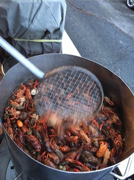 Crawfish Boil Friday! Two pots for y'all. First out around 6ish. Free to bar patrons, tip da chef. 📸: @paulostevendiniz