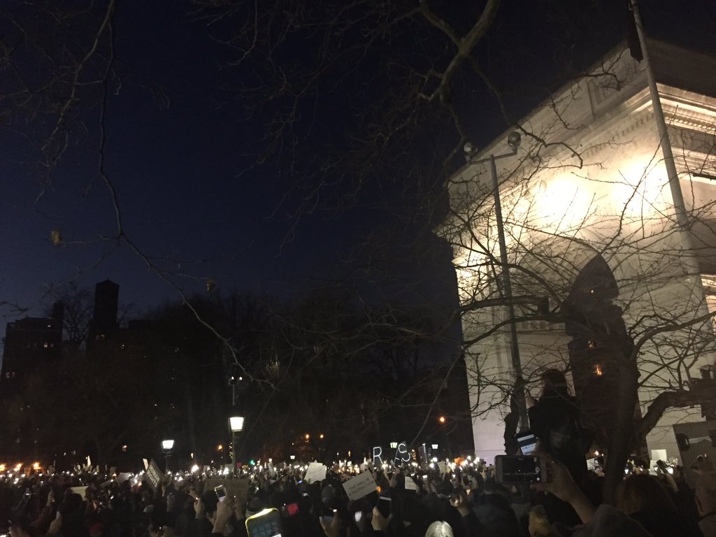 'Sí se puede!' Cientos se reúnen en #WashingtonSquare apoyando la communidad musulmana &amp; inmigrante ante las políticas de Trump #NoBanNoWall