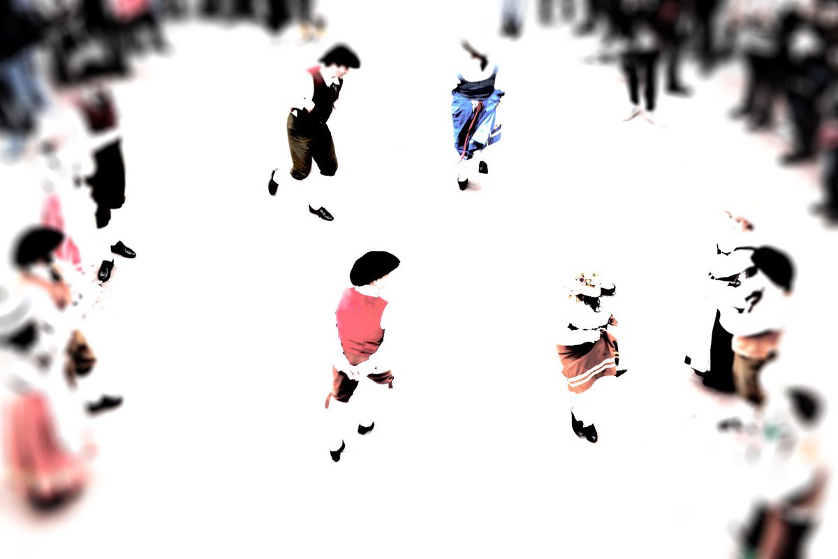 LucignanoFolk's tweet photo. Unusual Folk view.
#dance #folk #lucignano https://t.co/RyRoao4CIr