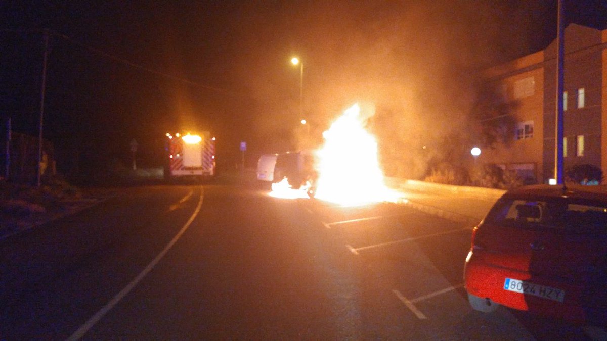 protecivilSBT's tweet photo. Vehículo en llamas en la Urbanización el Lomo de Maspalomas. Intervienen #PLSBT #BomberosSBT @polprcanarias @policia https://t.co/0brqKJu2N0