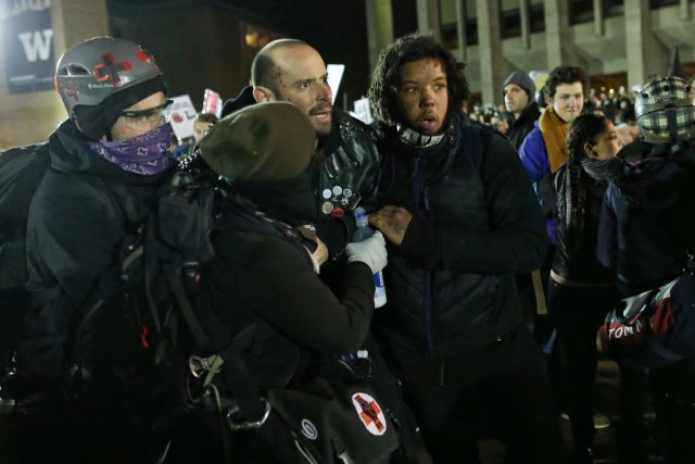 SRAntiFascism's tweet photo. #AntiRacista:#AntiFascista
ShotByA #Nazista'#MiloFan'
#BecauseOf
#NeoFascist #Yiannopoulos
https://t.co/D9D4u1MUOL
https://t.co/WjQidcFiPl https://t.co/mXXeQu1QDE