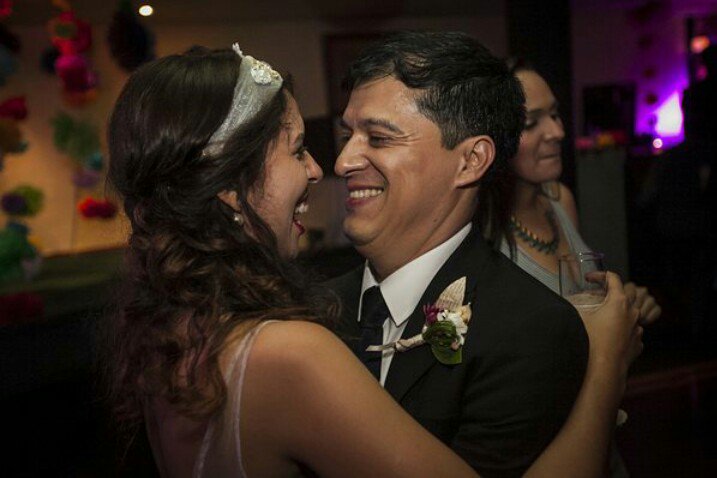 aflorafm's tweet photo. Las flores siempre son testigos del amor. #AmorConFlores 💖🌺 #BodasAflora #Boda #Boutonniere #Botonier #Boutoniere #Ojal #Flores https://t.co/Hmb3A20baq