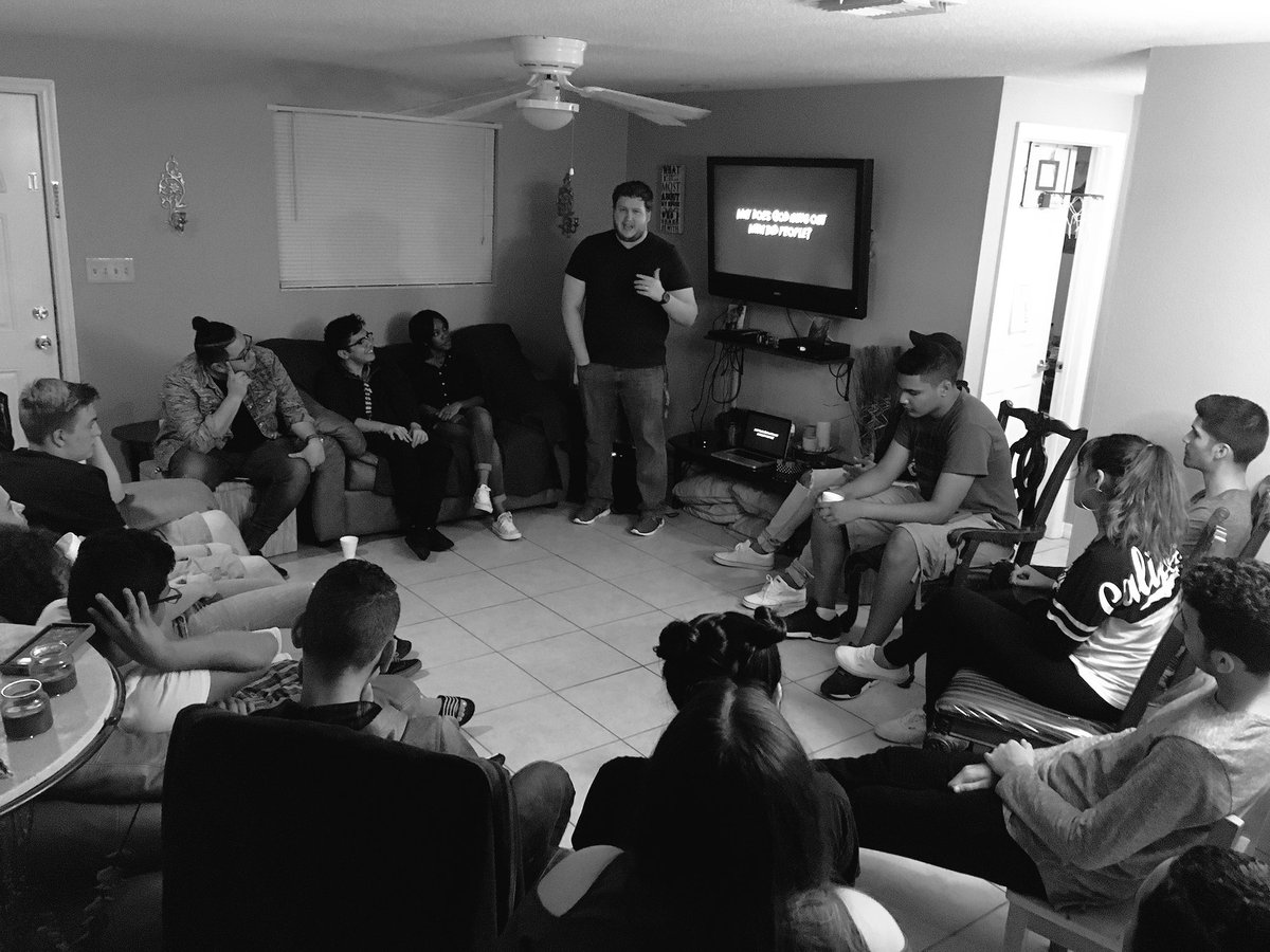 eddyvperez's tweet photo. Love @ThomasLee1108 and his passion for leadership and @jstudentsorl. Tearing the living room up talking about "Scandalous Grace"! https://t.co/gPh0RH23xT