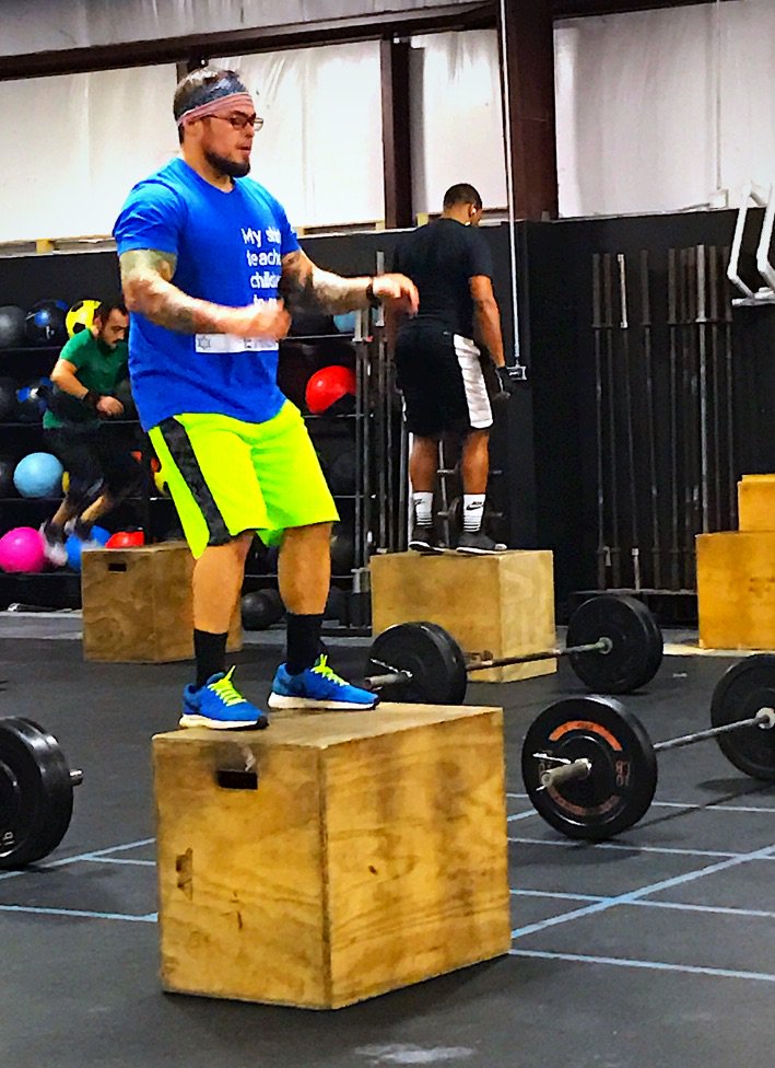 grindhouse832's tweet photo. Deadlift EMOM #boxjumps #832crossfit #grindhouse832 #traindifferent #fitfam #PMgrinders #justkeepjumping https://t.co/7gnRq3srcG