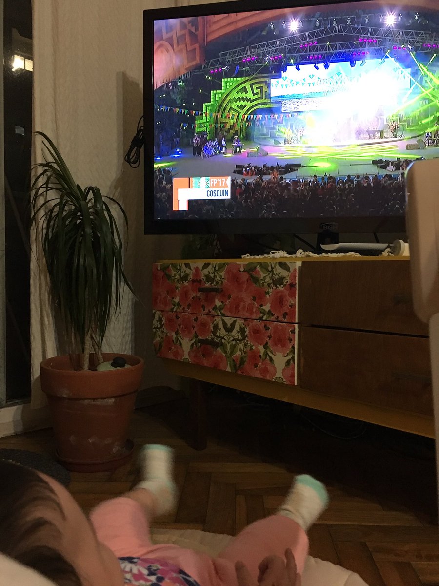 natali_wasinger's tweet photo. Yo también miro Cosquín con mis 3 meses *Antonia* #FestivalPais17 https://t.co/6IqySMEvTZ