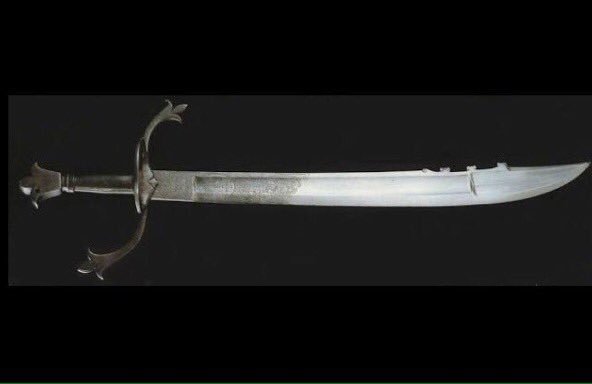 バデレール：16～17世紀頃、西ヨーロッパで使用された広刃で短いサーベル。全長50～60cm。斬撃力を意識して重く、船上での使用を考えて短く作られている。「S字型」と呼ばれる一方の端が握り側、もう一方が切っ先側に向かって湾曲したキヨンが特徴。