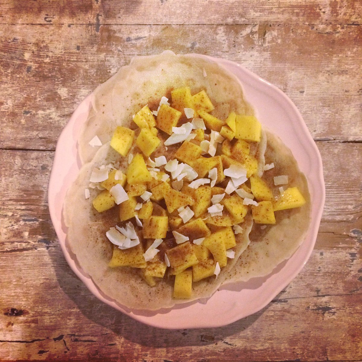 Mon petit déjeuner #zerodechet 🌍🌿🌱 Des crêpes #Homemade avec des mangues, des chips de coco et du sucre de coco 😋