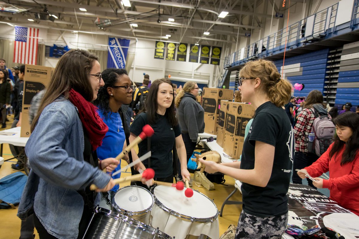 FredoniaU's tweet photo. Another great turnout for Activities Night! Thank you @SpectrumFred! #FREDlife #Fredonia #studentlife https://t.co/x00BdgGysT