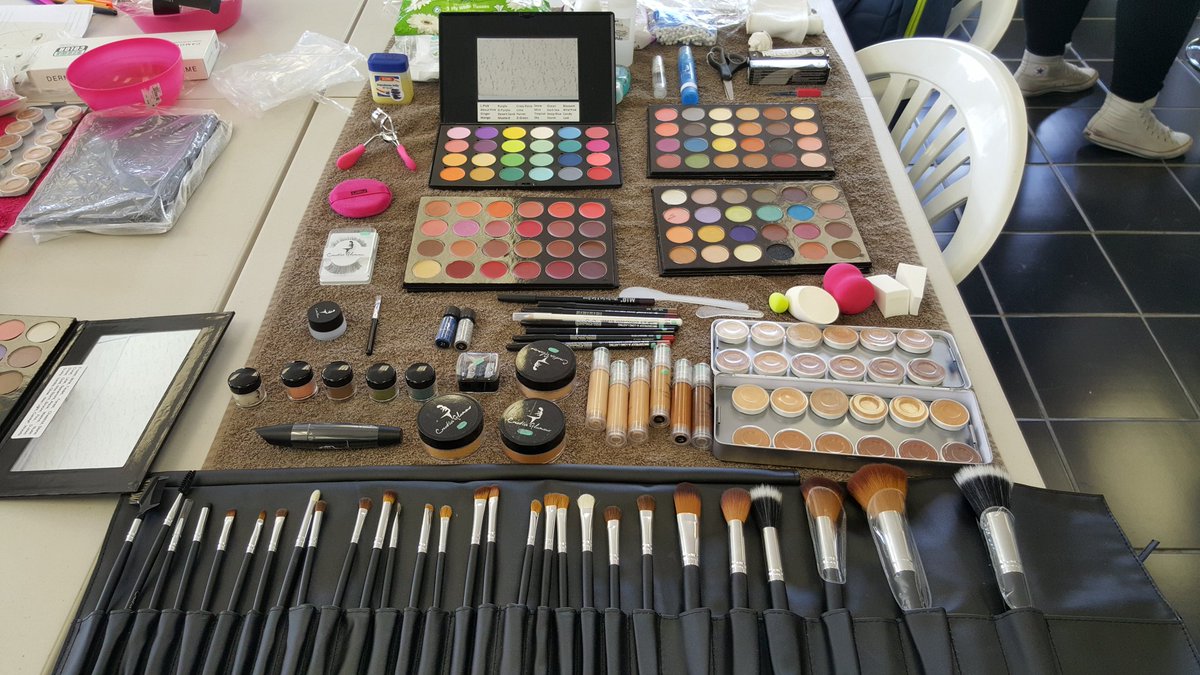 TheMakeUpIssue1's tweet photo. Our makeup kits for our full and part time students https://t.co/lTEmRksKL2