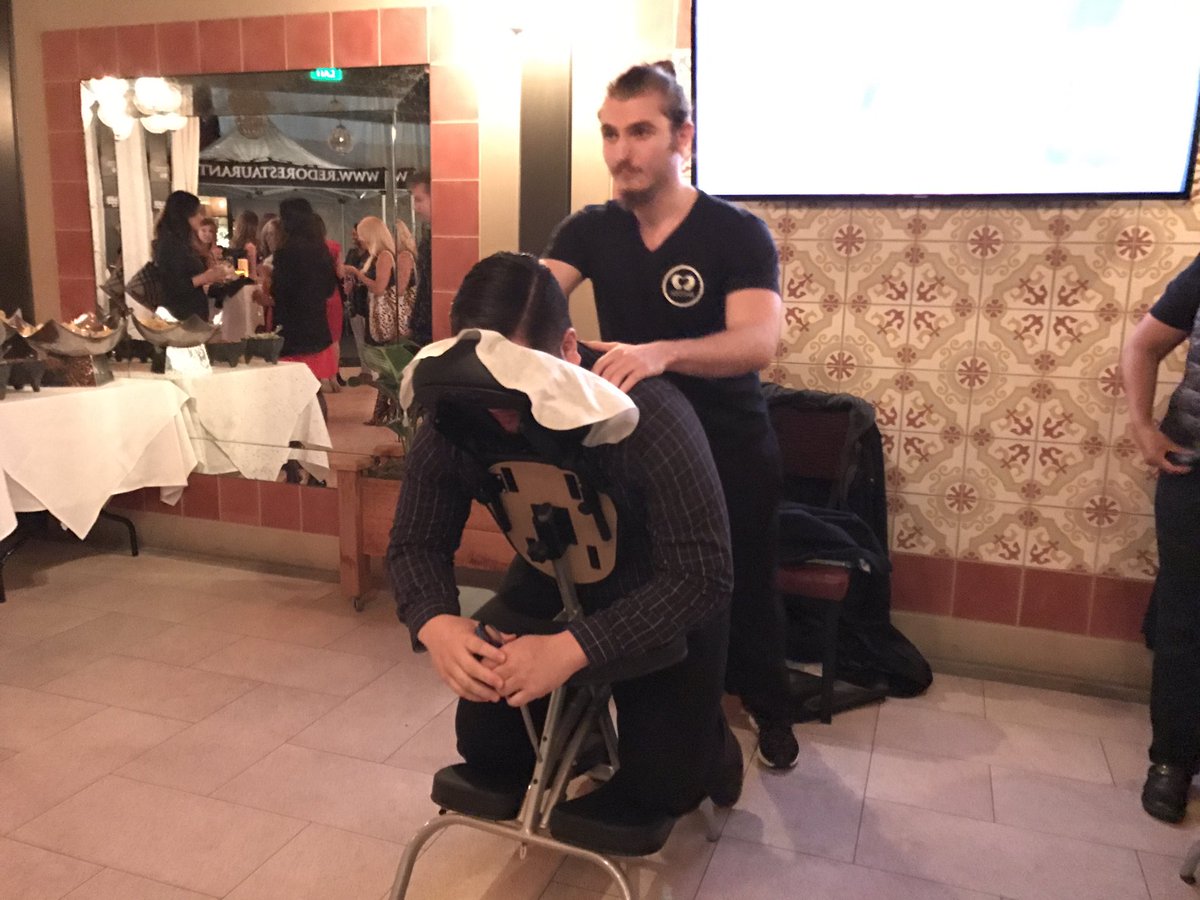 sparklinglala's tweet photo. Looks like @0cd92 is pretty relaxed. He's definitely enjoying the @ThreeDayRule massage at their #OC event. #tdroc https://t.co/4OyxR64ZPd