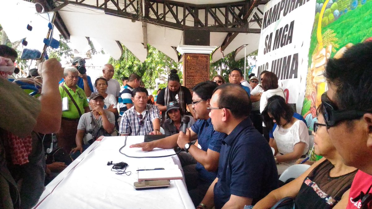kmp_phl's tweet photo. Happening simultaneously - MARBAI farmers dialogue with @dargovph in Davao City and picket at Lapanday ofc in Makati regarding land grabbing https://t.co/1oOpttnHb7
