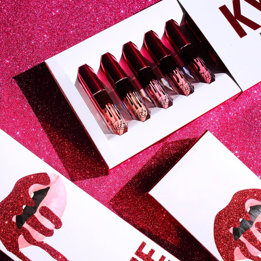 SistaCafePage's tweet photo. โอ๊ยยย Kylie เตรียมออกลิปสีใหม่ตอนรับวาเลนไทน์ค่ะ สวยม๊ากกก #อยากได้ เริ่มวางขายวันที่ 2 ก.พ. นี้ค่ะ #KylieLipKit #KYLIECOSMETICS #SistaCafe https://t.co/QK5wLlwXG7