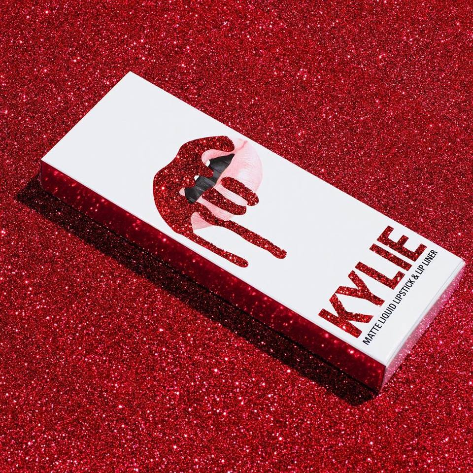 SistaCafePage's tweet photo. โอ๊ยยย Kylie เตรียมออกลิปสีใหม่ตอนรับวาเลนไทน์ค่ะ สวยม๊ากกก #อยากได้ เริ่มวางขายวันที่ 2 ก.พ. นี้ค่ะ #KylieLipKit #KYLIECOSMETICS #SistaCafe https://t.co/QK5wLlwXG7