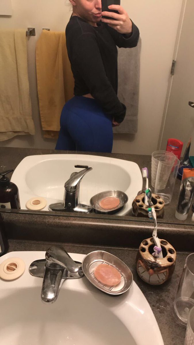_cleeea's tweet photo. Gains!!!! I got a free glute program for anyone who downloads the @Healthost app on the App Store and sends me a friend request! #booty https://t.co/qMrJO87N9p