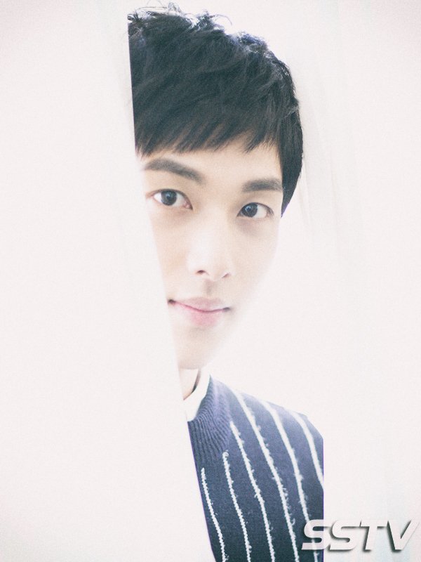 제훈도 피해갈수 없었던 흰커튼 인터뷰 사진...ㅋㅋㅋㅋㅋㅋㅋㅋㅋㅋㅋ