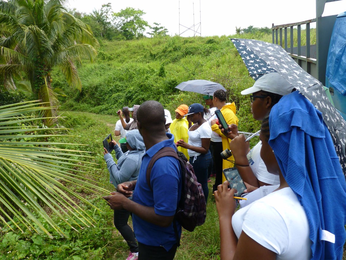 mapifarms's tweet photo. Sometimes you gotta explain to a lot of people what goes on around the farm! #fieldTrip #students #hotpeppers #mapifarms #myPleasure https://t.co/aMn8ZYW9XO