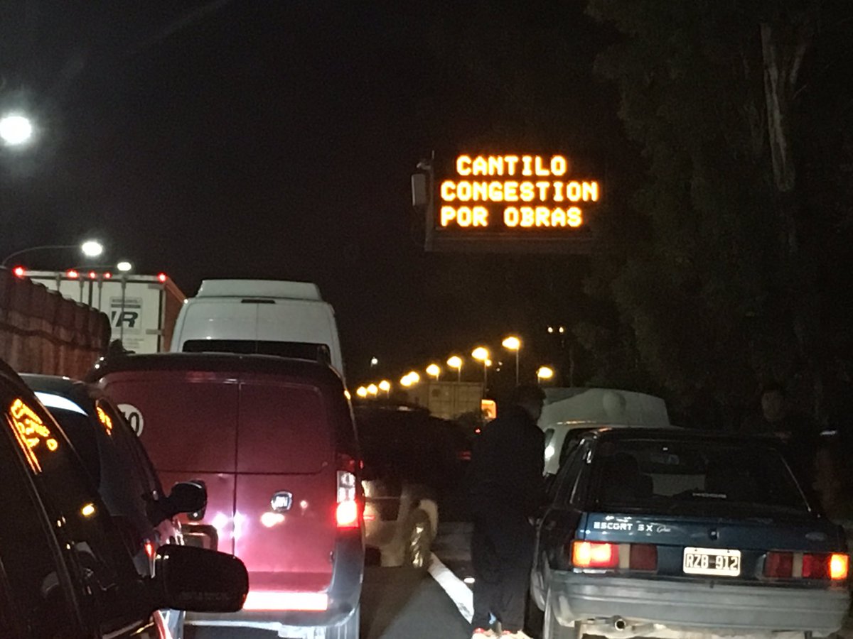 sebacarrega's tweet photo. Colapso en Cantilo por obras. Gracias @mauriciomacri y @horaciorlarreta por avisarme con tiempo que tome otro camino.Genios @ernestoarriaga https://t.co/wnHTU0hGWZ