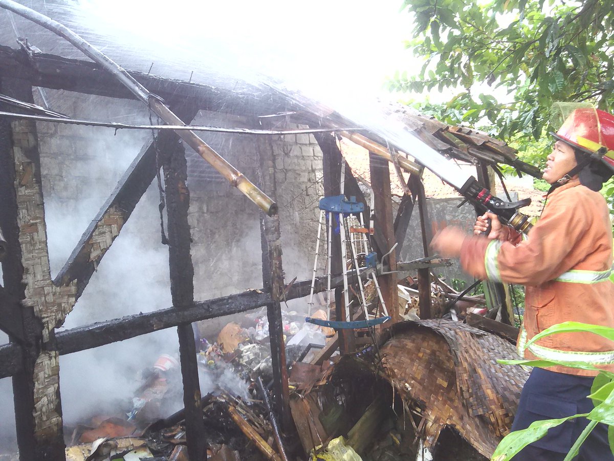 Kamis 26-01-2017 tlh trjdi kbkaran di kmpung suka maju rt05/01 munjul jaya
Pemilik bpa soleh
Objek terbkar rmh tinggal