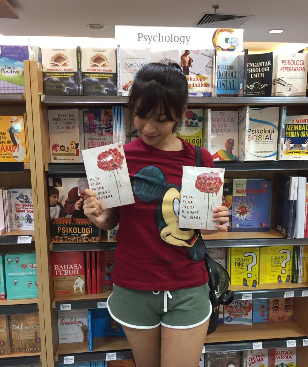 benzbara_'s tweet photo. #MetaforaPadma masih tersedia di gramedia terdekat di kotamu. kalau udah punya, baca, foto bareng bukunya dan kirim ke saya ya. #BukuBara https://t.co/SKTem4xx5X