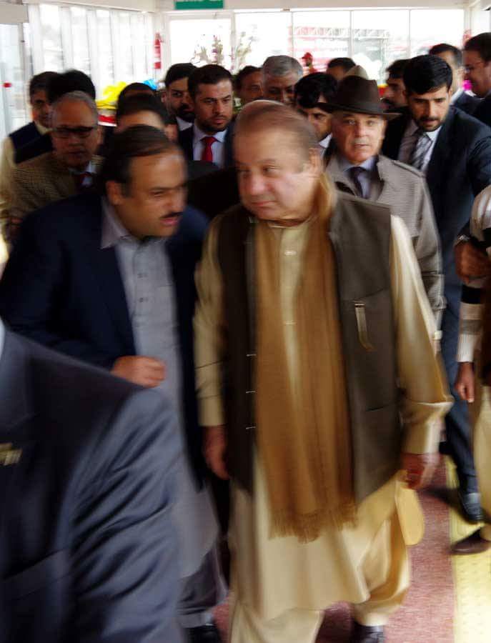 mbilalbut's tweet photo. مسلم لیگ ن ملتان کے صدر محمد بلال بٹ وزیرآعظم میاں نوازشریف سے ملتان آمد کے موقع پر اھم ایشوز پر کفتگو کر رھے ھہں https://t.co/0iTwhAt0Nw