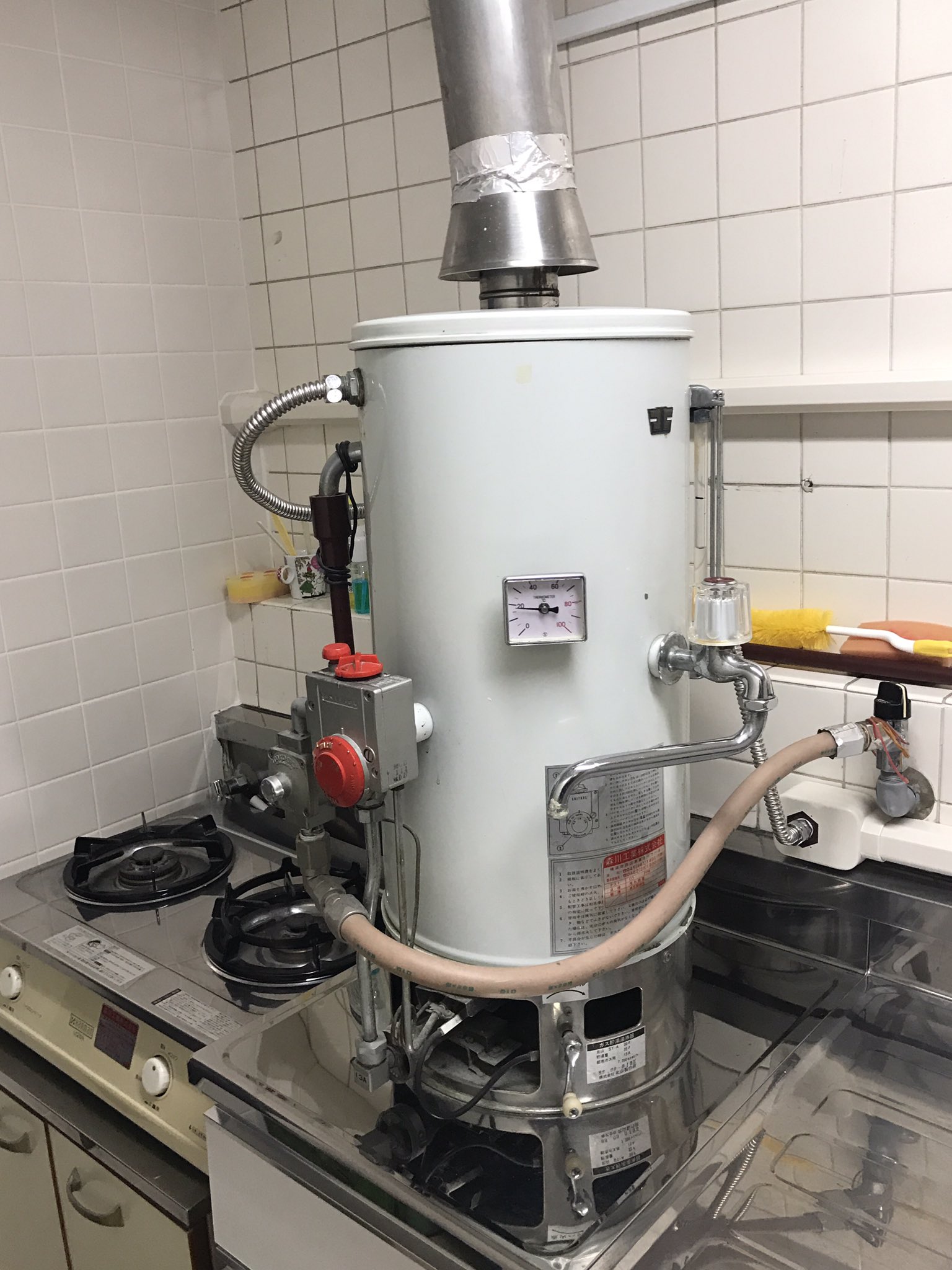 Uzivatel 奇声を発して暴れる坊や Na Twitteru 今では見かけることの少ないガス貯湯式給湯器 内部にお湯を貯めておくという構造上 瞬間式給湯器に比べ大型なつくりになってしまうそうです 寸胴ボディにアナログ計器 昭和ポンコツロボ感漂ってますw T Co