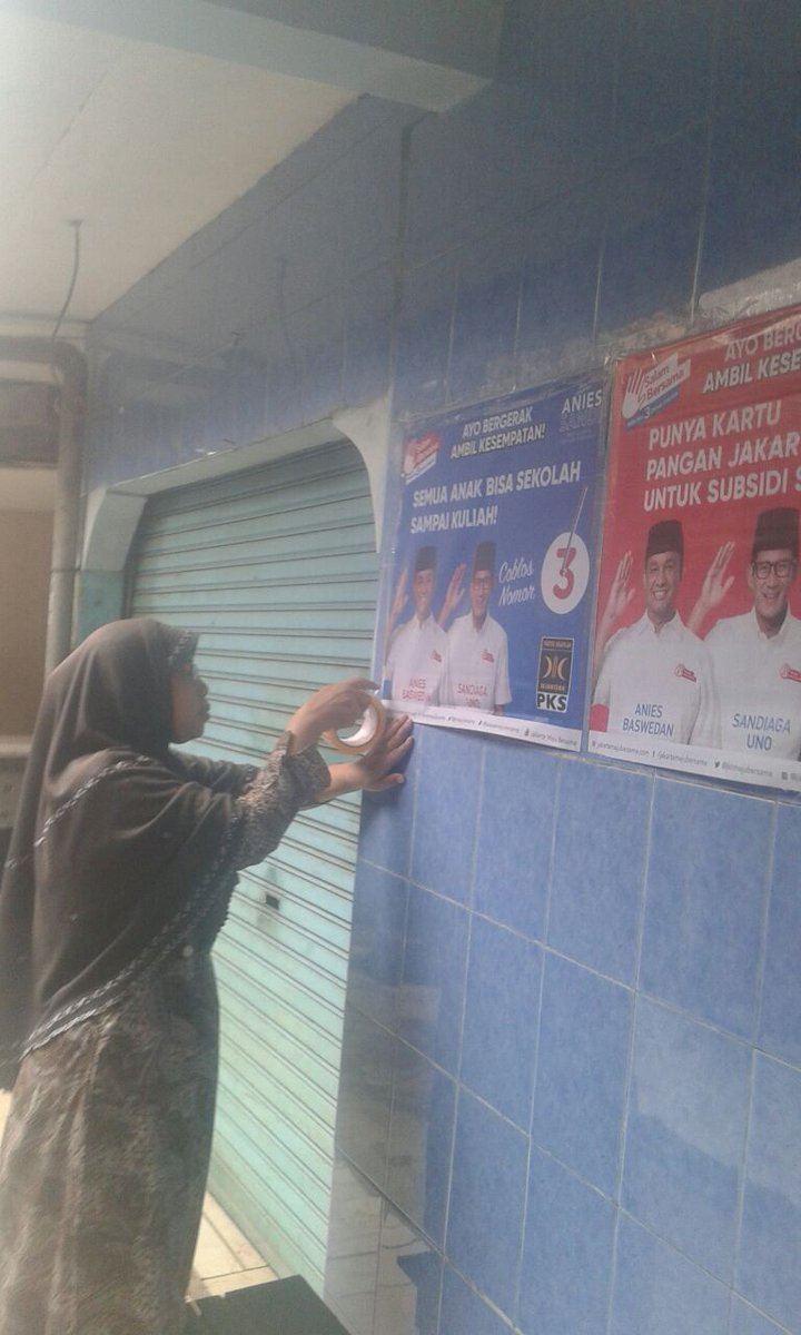 pks_cakung's tweet photo. Klo emak3 sdh ikutan turun pasang spanduk, msh pilih yg lain? #CoblosPecinya @PKS_Jaktim @PKSJakarta @PKSejahtera https://t.co/Uniwzqi9jR