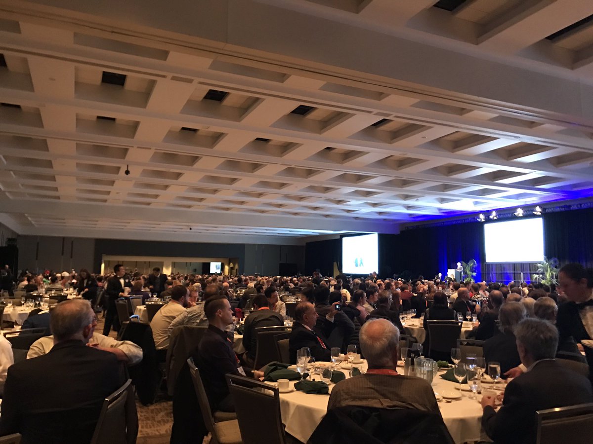 WxBDM's tweet photo. 4500 meteorologists, students, and all aspects of atmospheric sciences in one room. #AMS2017 @ametsoc https://t.co/FiV8qepzBp