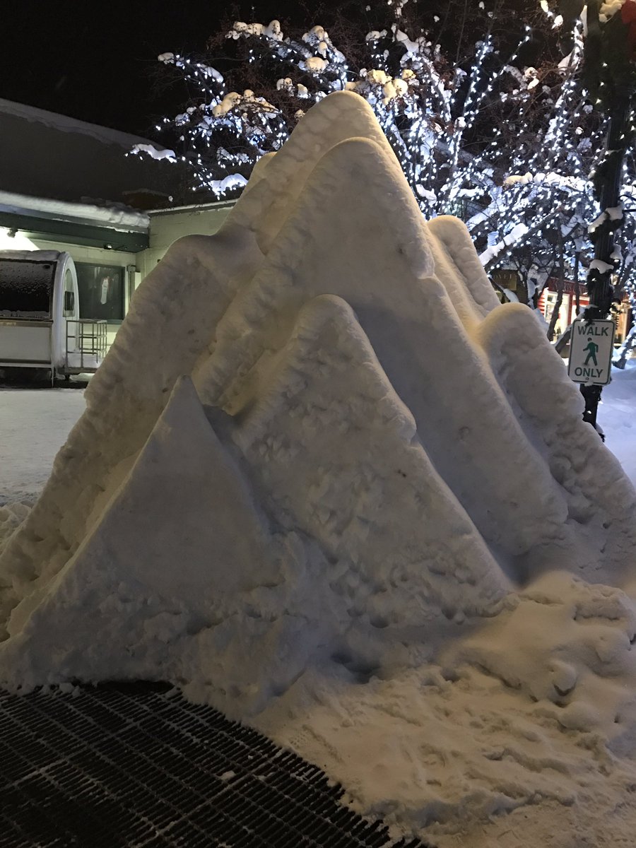 coltonHAAKER's tweet photo. Aspen nights! City is pretty cool 😎 #winterXgames https://t.co/Gwx6V7FIfN