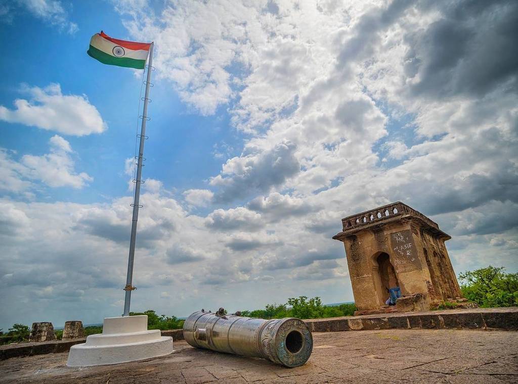 trekography's tweet photo. तिरंगा... Republic Day, India 2017

A Canon and Indian flag at Paranda Fort... #infinitest… https://t.co/wXEcQncUKY https://t.co/3iCQPYPBKs