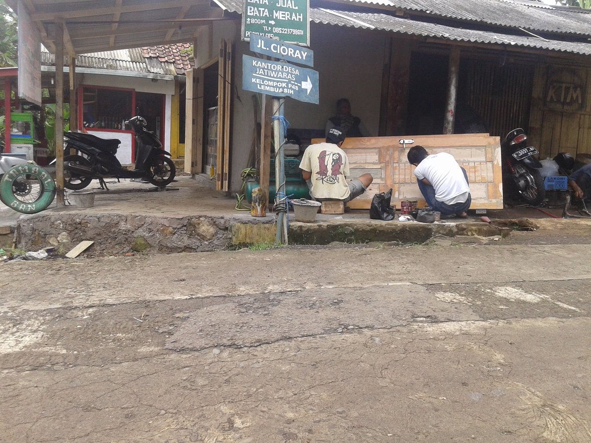 Mang kusmin sareng mang sadul ju ngadempulan panto dipertigaan pasirjoho bengkel sugema mang sajidin <a href="/InfoJatiwaras/">#jabar #indonesia</a>