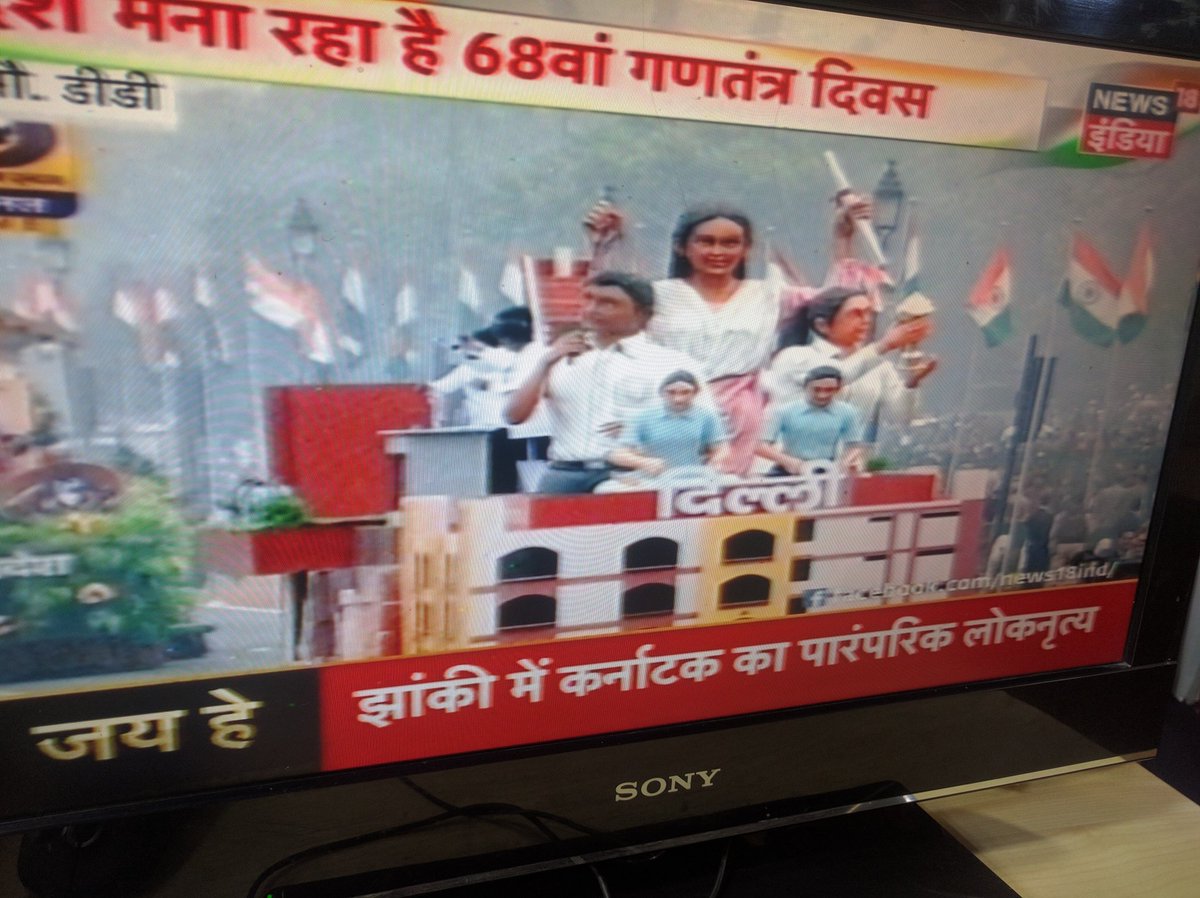 ReporterVikrant's tweet photo. दिल्ली की झांकी का स्वागत करते मुख्यमंत्री अरविंद केजरीवाल #RepublicDay https://t.co/PL0jCKGKsD