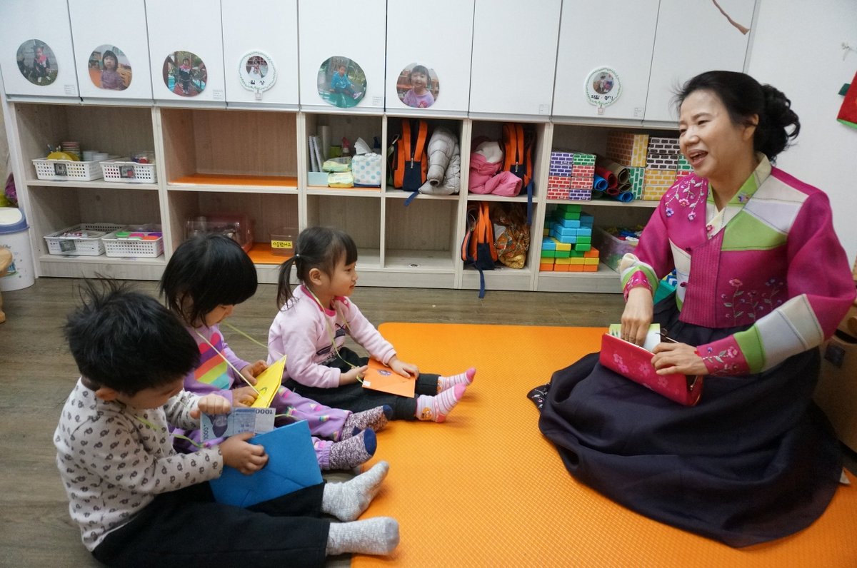 설날을 맞이해서 원장선생님께 세배를 드리고 받은 세뱃돈을 내가 만든 복주머니에 넣어보았어요.