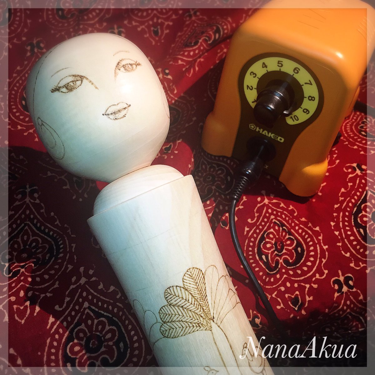 ট ইট র ナナアクヤ Nanaakua ウッドバーニングでこけしの絵付け中 Using Wood Burning Tool For Kokeshi Doll Woodburning Kokeshi Japanesewoodendoll Craft Diy ウッドバーニング こけし 絵付け T Co Fpvq8j1zfb