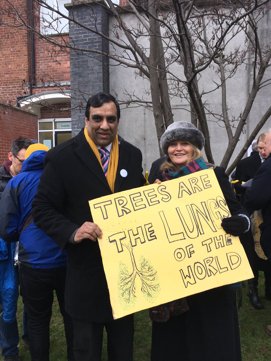 JohnD2357's tweet photo. Great news - all charges dropped against #rustlingsroad 3 @LabourSheffield council now need to stop felling healthy trees #SaveSheffTrees https://t.co/86B1jgRbcZ