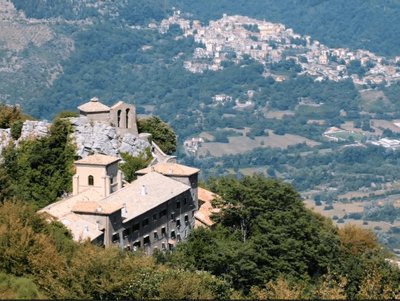 ITERSBENEDETTO's tweet photo. Alcuni scorci dei borghi lungo #ilcamminodibenedetto. #Mentorella, #Roiate, #grottaSanBenedetto #Affile, https://t.co/gLhJiJfUTd